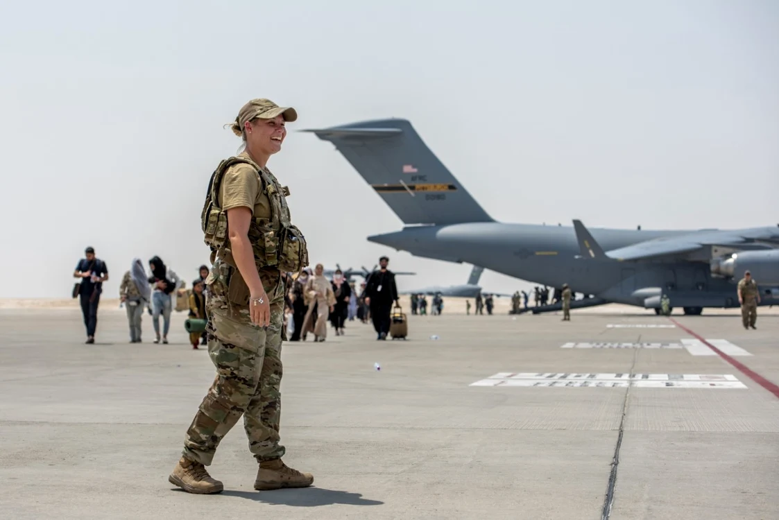 Aliaţii continua extragerea civililor afgani de pe aeroportul din Kabul FOTO: U.S. Air Force/Airman 1st Class Kylie Barrow