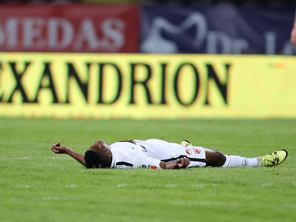 
    Patrick Ekeng (26 de ani) s-a prăbușit pe teren în minutul 70 al partidei Dinamo-Viitorulfoto: AP  