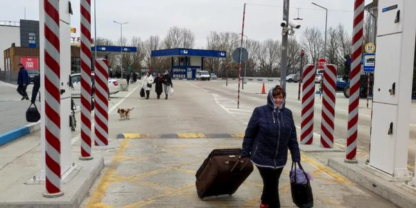 Refugiaţi din Ucraina care sosesc în R. Moldova la Palanca