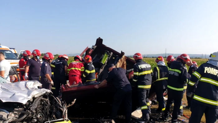 Accidentul în care şapte persoane şi-au pierdut viaţa, între Bacău şi Adjud FOTO ISU Bacău