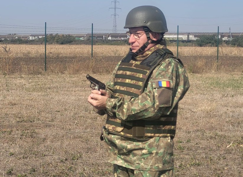 Fostul consilier prezidențial Iulian Fota a participat la MOBEX 2026 și a tras cu pistolul Carpați: „Încă nu luăm în serios actuala idee de război”