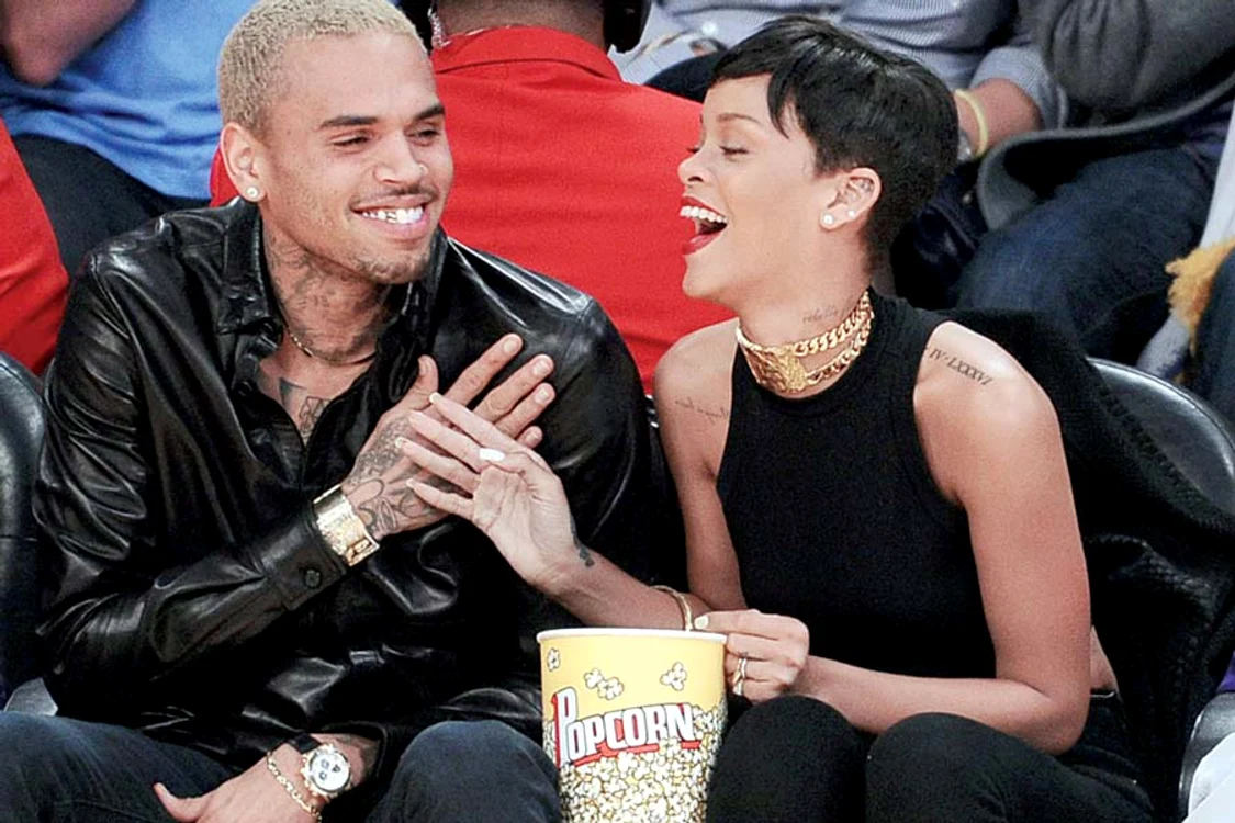 Rihanna e din nou  fericită alături de  Chris Brown. Pare să  fi dat cu totul uitării  bătaia cruntă pe care  a încasat-o de la  rapper în februarie  2009 şi în urma căreia  s-a ales cu  vânătăi