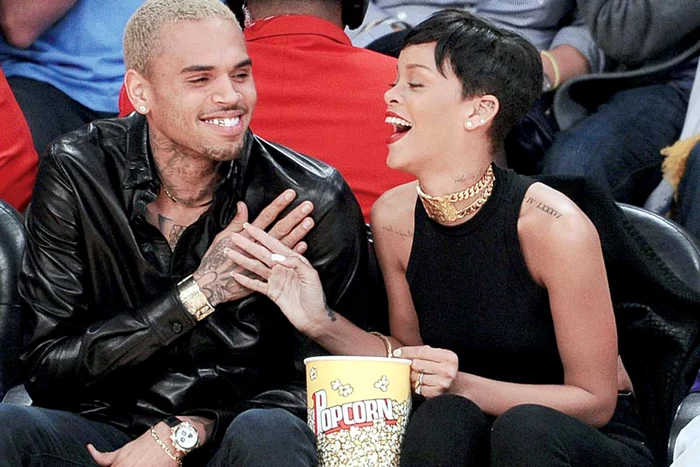 Rihanna e din nou  fericită alături de  Chris Brown. Pare să  fi dat cu totul uitării  bătaia cruntă pe care  a încasat-o de la  rapper în februarie  2009 şi în urma căreia  s-a ales cu  vânătăi