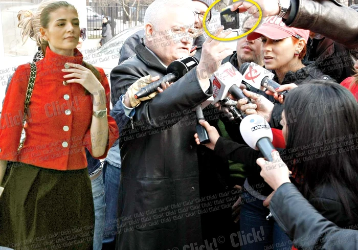 Înainte de a urca la Monica, Irinel Columbeanu le-a arătat jurnaliştilor ruleta cu care voia să verifice dacă apartamentul fostei sale soţii măsoară într-adevăr 280 mp (Fotografii: Dan Bistriţeanu)