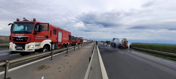 O cisternă cu 30 de tone de motorină şi benzină a luat foc pe Autostrada Bucureşti-Piteşti VIDEO