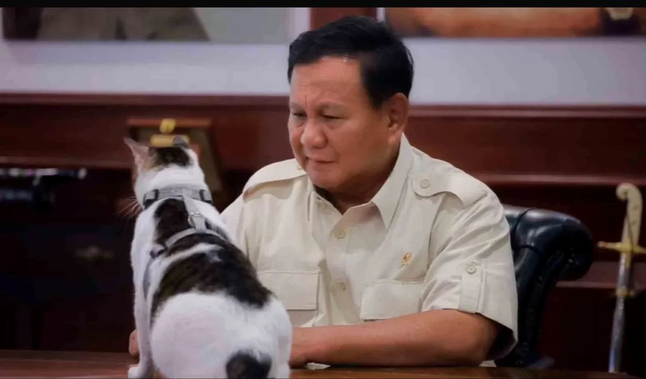 Președintele indonezian Prabowo Subianto, alături de motnaul său, Bobby