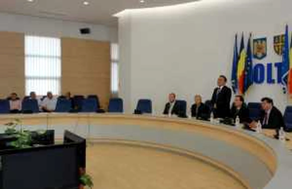 Primarul Slatinei, Darius Vâlcov (stg., scaun), nu putea lipsi de la înscăunarea şefului său politic