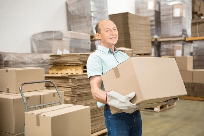 
    Deşi trebuia să se mute de joi din vila oficială Lac 3, fostul preşedinte nu are încă unde plecaFotomontaj: click!  