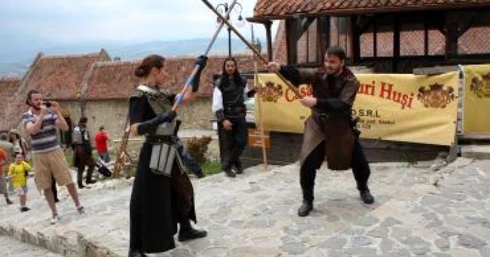 Braşov: Comedianţii vor anima Cetatea Râşnov în weekend