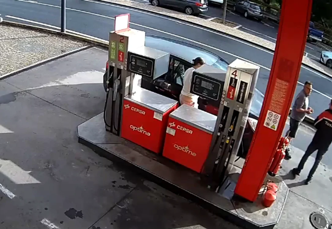 Benzinăria unde au fost fimați cei doi parteneri FOTO: Captură video