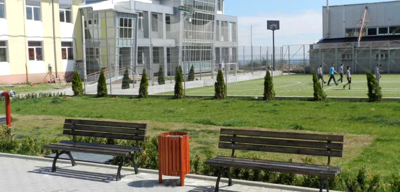 Băncuţele şi coşurile de gunoi au fost montate în oraş