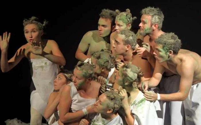 O parte dintre tinerii actori ai teatrului studenţesc. FOTO: thespis.ro