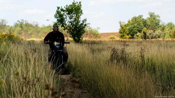 Oleksi călare pe "trofeul” său, o motocicletă capturată de la ruși