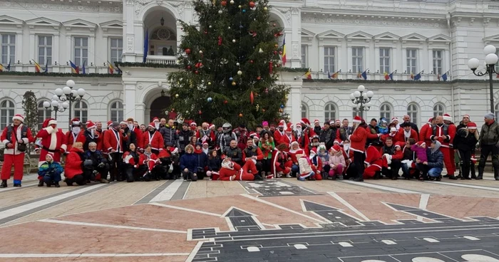 Moşii care au ajuns în faţa Primăriei FOTO Claudia Untaru