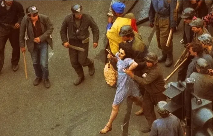 Femeia în rochie albastră, 14 iunie 1990. Foto: Andrei Iliescu/Hotnews/ Ioanei Izabela Odor