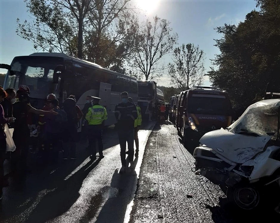 
    Opt răniţi, în urma unui accident între un autocar şi o dubăFoto: ISU Argeş  