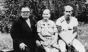 Vladimir Putin  cu tatăl său Vladimir Putin și mama sa Maria Putina FOTO Profimedia 0726822425 jpg