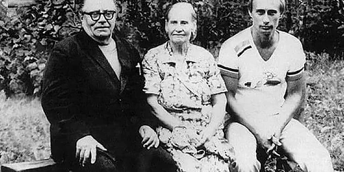 Vladimir Putin cu tatăl său Vladimir Putin și mama sa Maria Putina FOTO Profimedia 0726822425 jpg