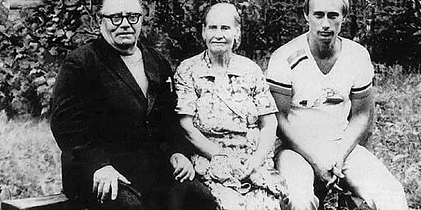 Vladimir Putin cu tatăl său Vladimir Putin și mama sa Maria Putina FOTO Profimedia 0726822425 jpg