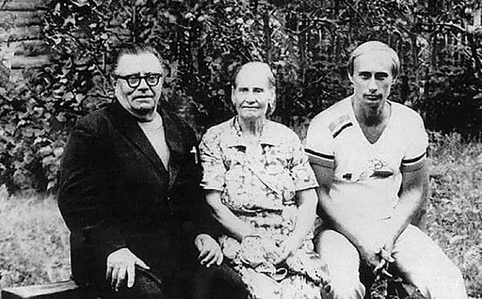 Vladimir Putin, alături de mama și tatăl lui / foto: arhiva