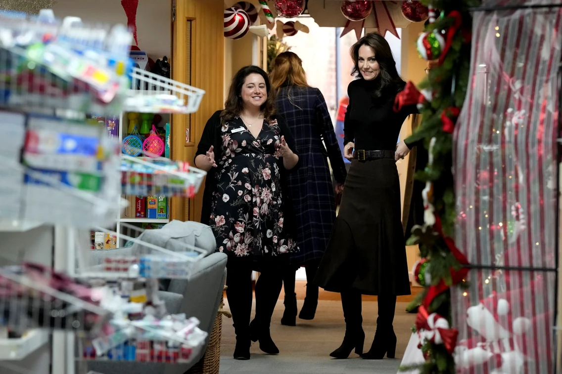 Kate Middleton în maro, la un centru pentru donații foto GettyImages