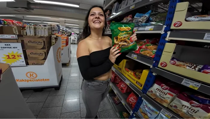 Lorena a găsit în supermarketul suedez și covrigei de Buzău. FOTO: Screenshot video