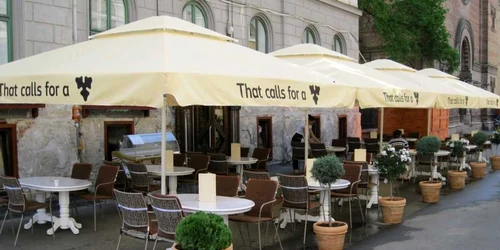 Terasa din faţa pizzeriei Cora