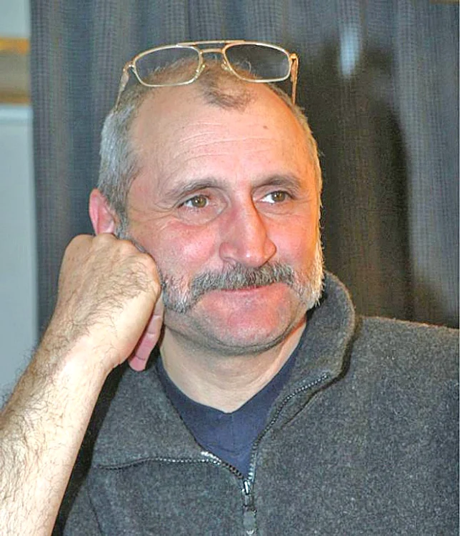 
    La numai 20 de ani, Carol Ionescu  adună ropote de aplauze în «Visul  unei nopţi de vară», care se joacă la Teatrul Metropolis cu casa închisă  