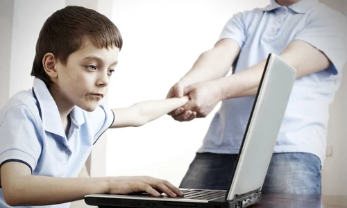 1 copil dependent de laptop jpg jpeg