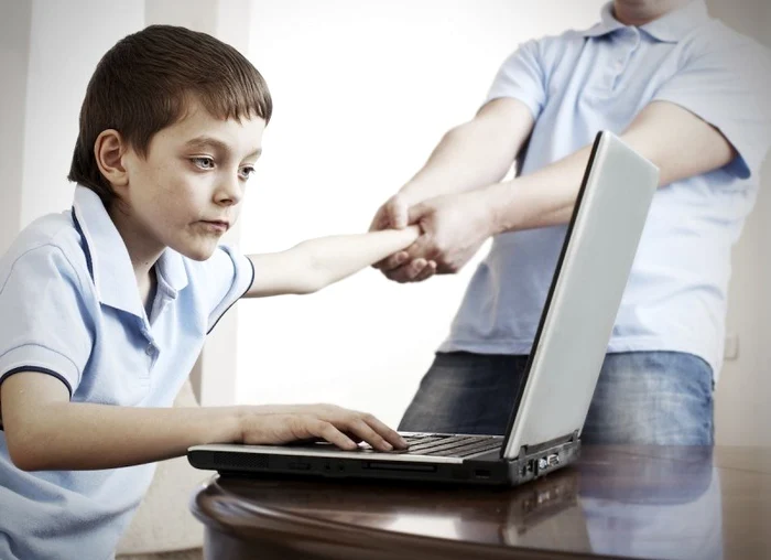 1 copil dependent de laptop jpg jpeg