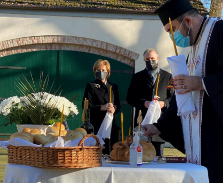 
    Familia Regală a României a organizat o slujbă de pomenire la Săvârșin, la împlinirea a trei ani de la moartea Regelui MihaiFoto: Facebook  