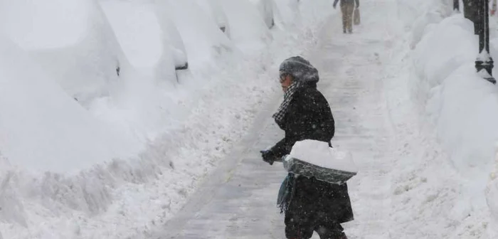 Luni, peste 1.000 de zboruri au fost anulate în Dallas. Câteva districte şcolare au anulat cursurile. În New York, temperaturile pot scădea şi până la -15 grade Celsius, anunţă Serviciul Naţional de Meteorologie din SUA