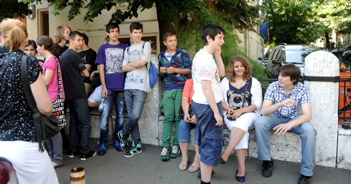 Absolvenții claselor a VIII -a s-au strâns deja în fața școlilor pentru a vedea la ce licee au fost repartizați FOTO: Mediafax