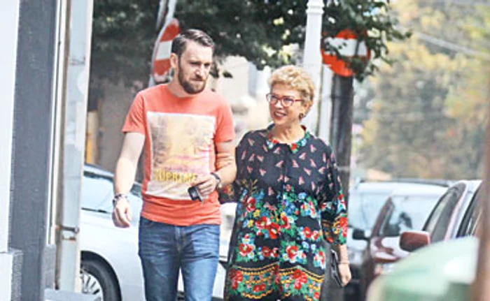 Teo merge la braţ cu tânărul despre care spune că-i este şoferFoto: Blitz