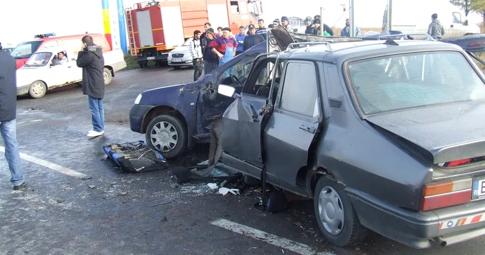 In urma accidentului ambele mașini au fost distruse