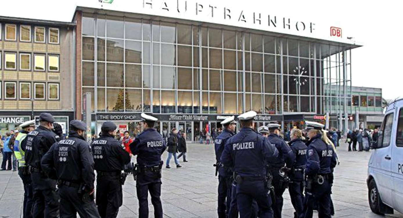 
    Gara din Koln este înconjurată de forțe de ordine pentru a preveni actele de violență comise de imigranți  