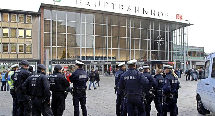 
    Gara din Koln este înconjurată de forțe de ordine pentru a preveni actele de violență comise de imigranți  