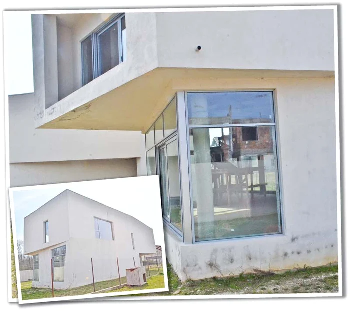 Vila, a cărei construcţie a început în 2009, are deja mucegai, iar tencuiala cadeFoto: Blitz