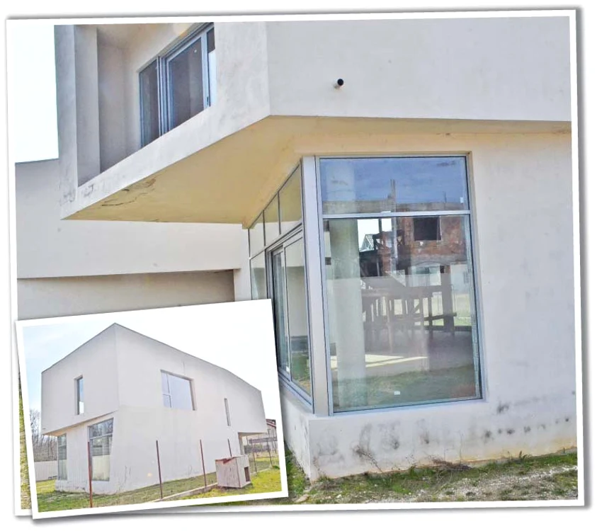 Vila, a cărei construcţie a început în 2009, are deja mucegai, iar tencuiala cadeFoto: Blitz