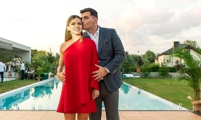 Poză de familie în fața piscineifoto: Instagram