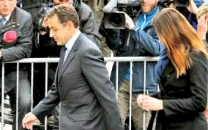 Preşedintele Sarkozy a venit la vot însoţit de soţia sa, Carla Bruni