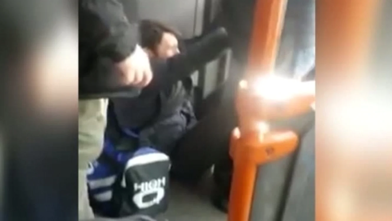 
    Pe imaginea surprinsă de un călător, se vede cum tânărul este agresat de controlori  