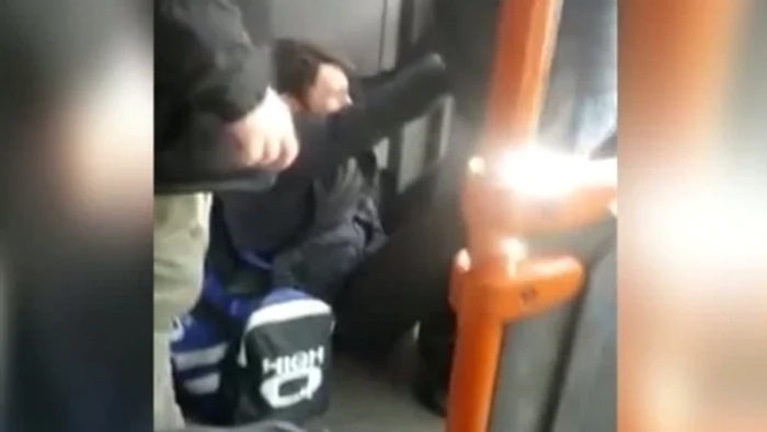 
    Pe imaginea surprinsă de un călător, se vede cum tânărul este agresat de controlori  