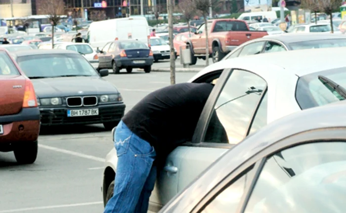 Hoţii nu se sfiesc să spargă geamurile maşinilor parcate în centru, în plină zi. 