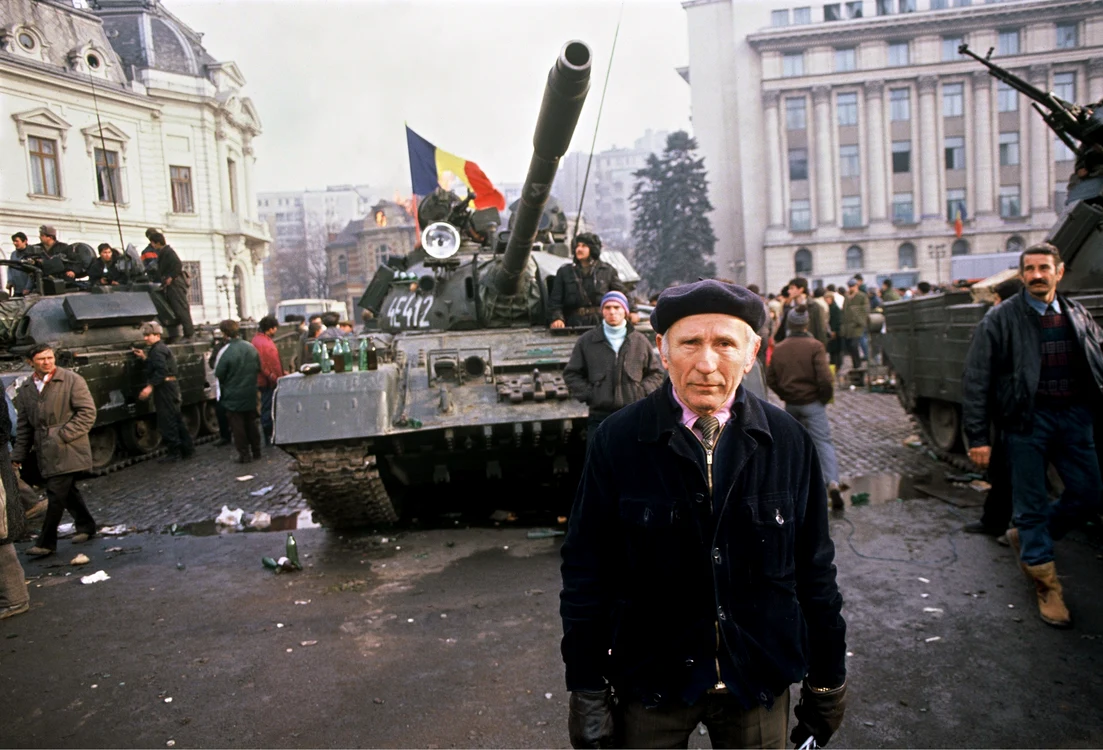 
    În 22 decembrie, la 18.30, în Piața Revoluției a reînceput să se tragă, apărând termenul de „teroriști”. După fuga lui Ceaușescu au fost omorâte 862 de persoane din totalul de 1107 victime ale RevoluțieiFoto: Profimedia  
