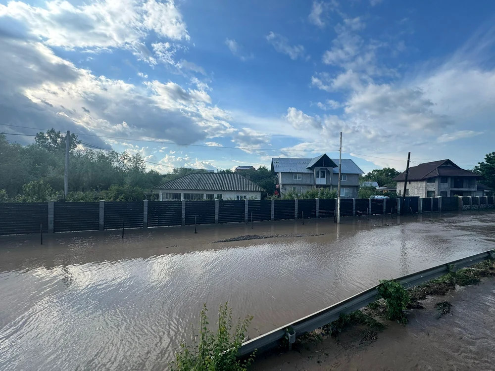 Mai multe coduri galbene de vreme severă sunt valabile duminică