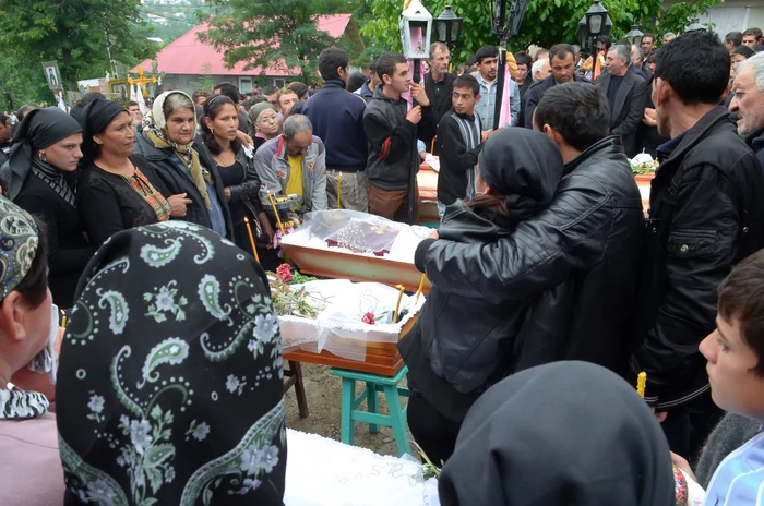 Sicriele celor şapte persoane din Glodenii Gândului decedate în accidentul feroviar de la Iaşi au fost aliniate în curtea Bisericii. Foto: Dan Luca