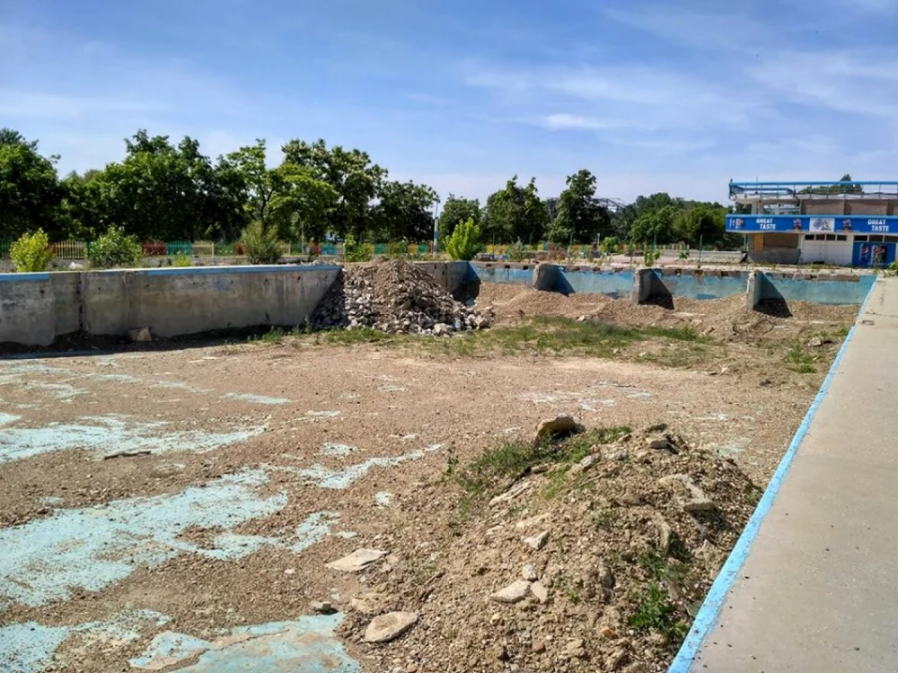 Aşa arată ceea ce ar trebui să fie un bazin de înot FOTO C Crângan
