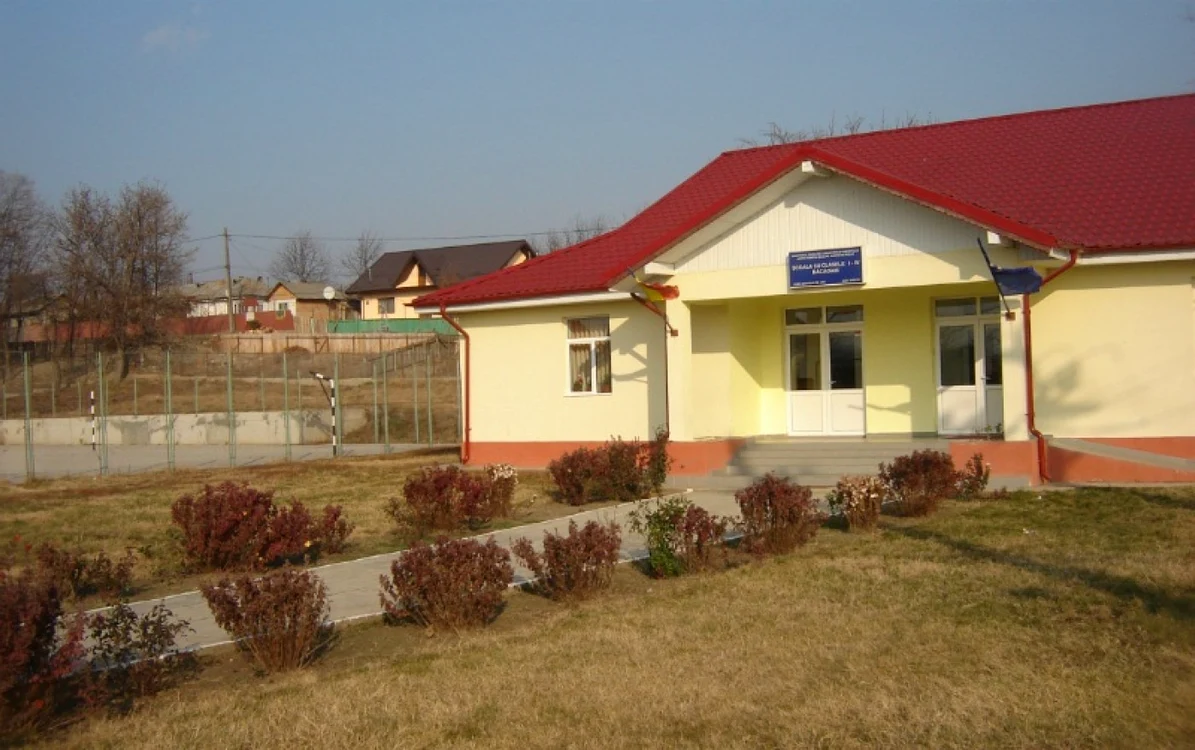 Una din unităţile închise este şcoala din satul Băcăoani FOTO:adevarul