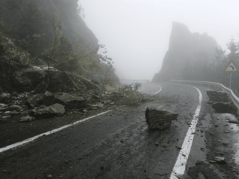 Căderi de pietre pe Transfăgărășan, între Bâlea Cascadă și Bâlea Lac. Se circulă pe o singură bandă